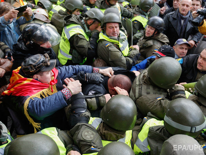 Акция протеста у Верховной Рады: стычки с полицией, палаточный городок, нападения на депутатов. Главное за день