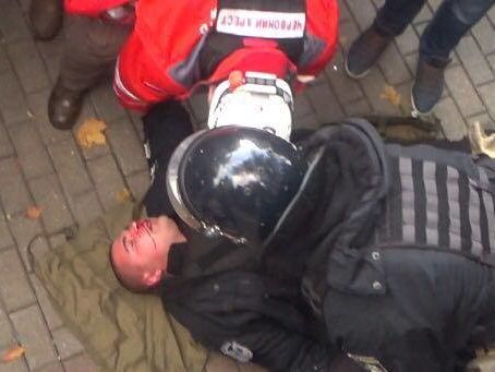Митингующие под Радой избивали полицейского ногами. Видео