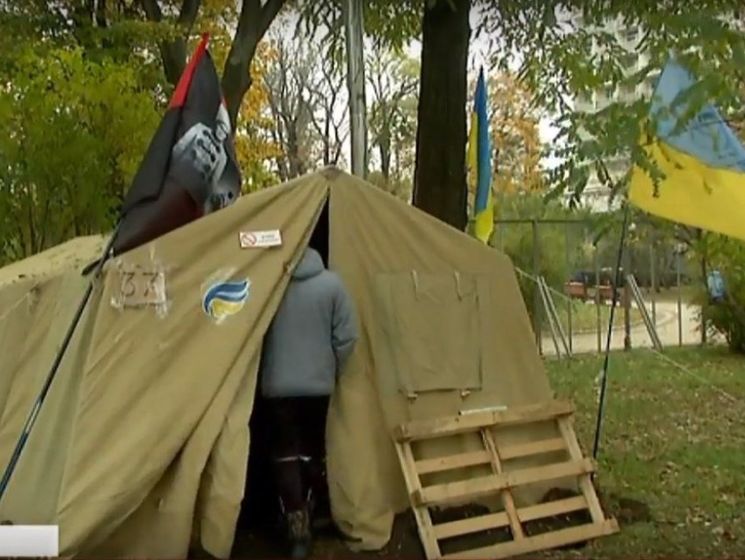 Обитатели "палатки Олейника" под Радой заявили, что сами себя финансируют
