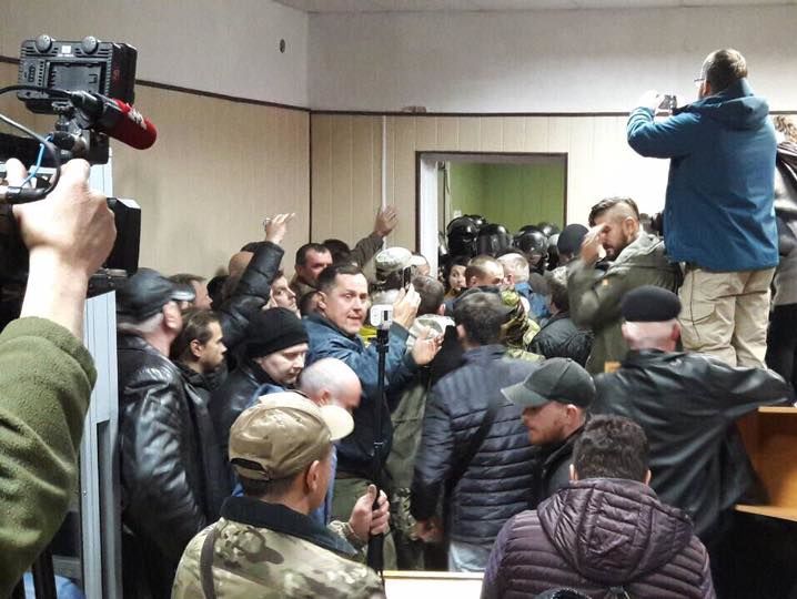 Активисты забаррикадировались в суде, где избиралась мера пресечения Коханивскому. Трансляция