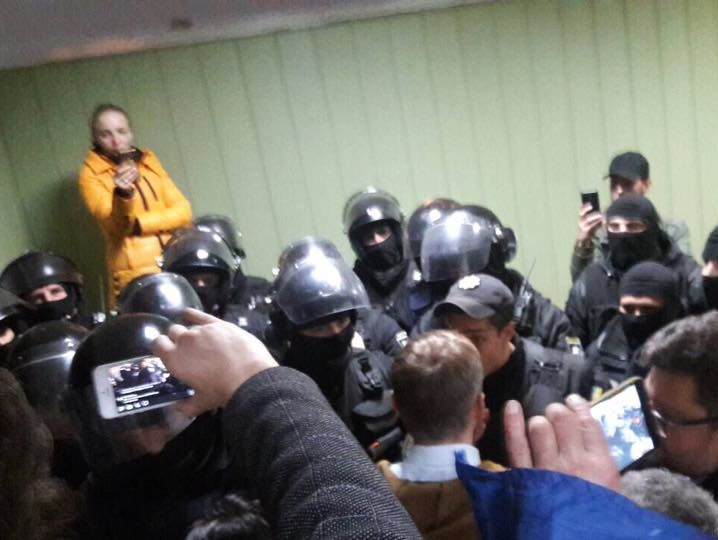 Полиция и "скорые" подъехали к Святошинскому суду, где забаррикадировались сторонники Коханивского. Трансляция