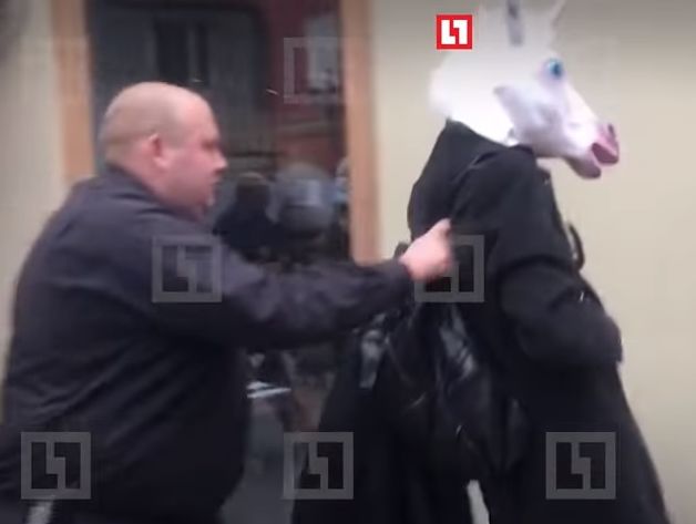 На пресс-конференцию Собчак попытался прорваться мужчина в маске единорога. Видео