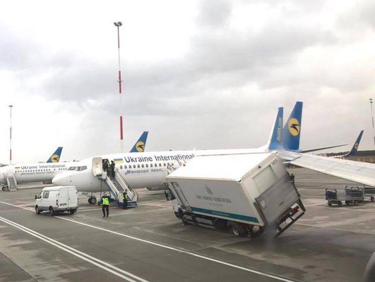 В аэропорту Борисполь грузовик врезался в самолет