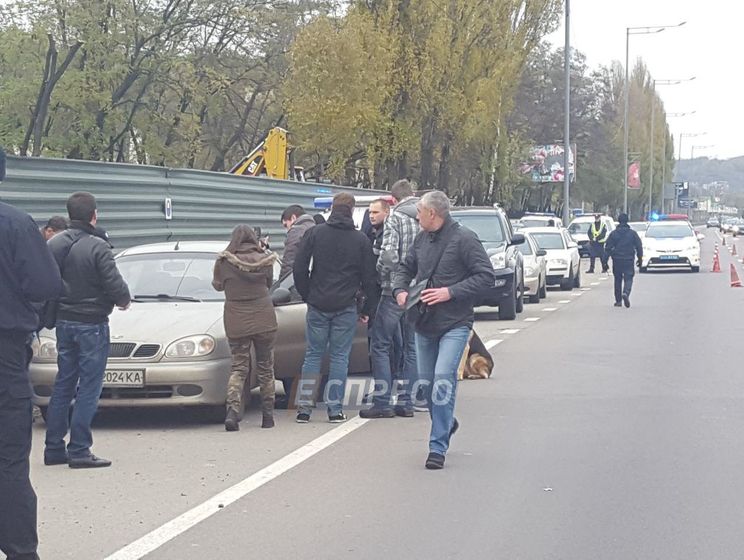 На обочине дороги в Киеве обнаружили автомобиль с телом мужчины