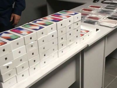 Таможенники конфисковали в аэропорту Одессы 43 контрабандных iPhone X