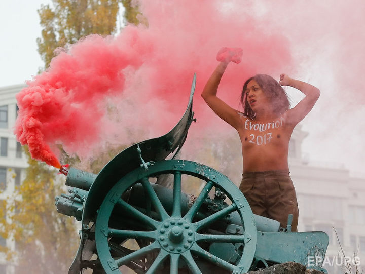 ﻿Активістка Femen залізла на гармату біля заводу "Арсенал" у Києві з криками "геть монархію Порошенка". Відео