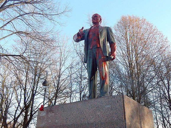 В Санкт-Петербурге памятник Ленину облили красной краской