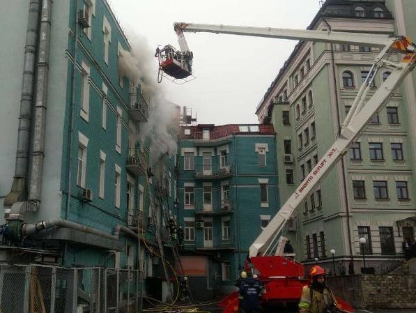 Пожар в центре Киева: в ГСЧС уточнили, что возгорание произошло в ресторане на Жилянской