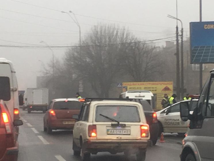 На въездах в Киев полиция проводит проверку автомобилей, образовались большие пробки