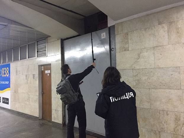 Станцию киевского метро "Крещатик" открыли для пассажиров, взрывчатки не обнаружили