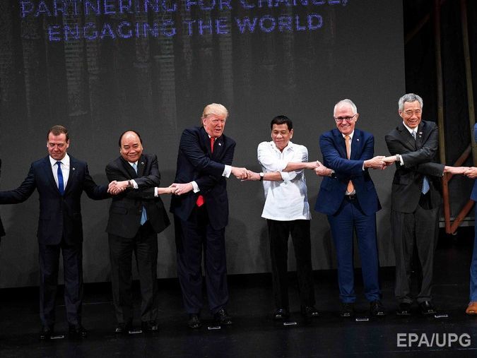 Медведев не смог правильно скрестить руки для фотографирования на саммите АСЕАН