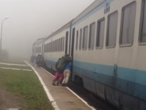 ﻿"Укрзалізниця" перевірить інцидент, коли пасажири штовхали приміський поїзд у Закарпатській області. Відео