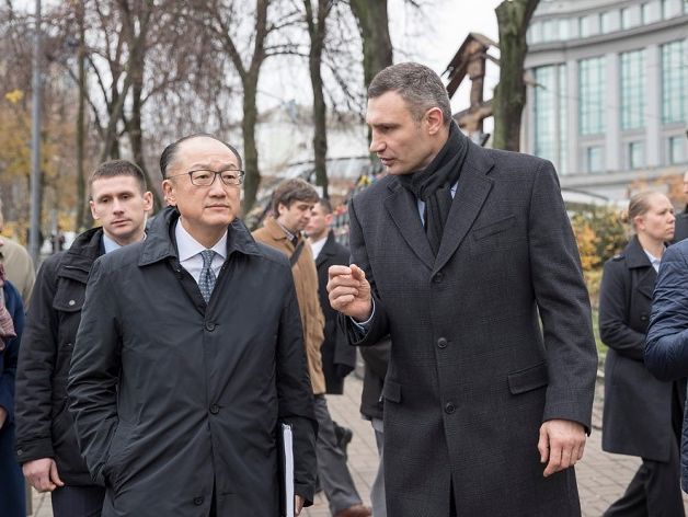 Президент Всемирного банка побывал с Кличко на аллее Героев Небесной сотни