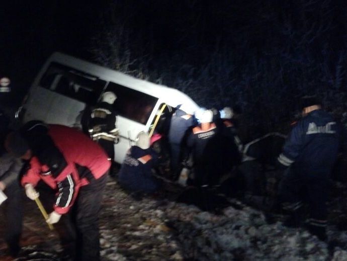 В России столкнулись лесовоз и микроавтобус, погибли 14 человек
