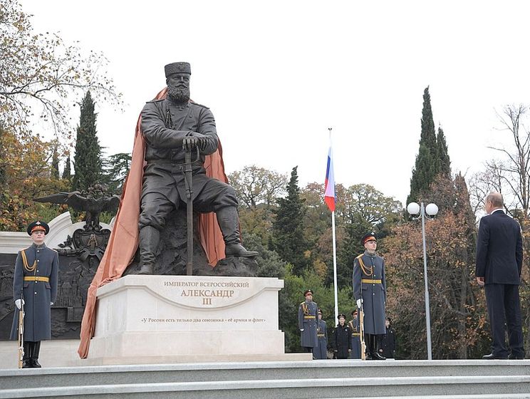 Путин открыл памятник Александру III в оккупированной Ялте. Видео