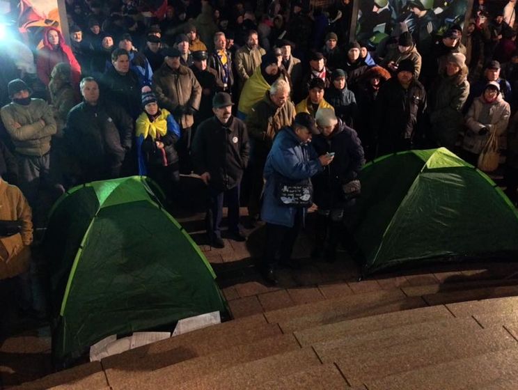 На Майдане в Киеве митингующие установили две палатки