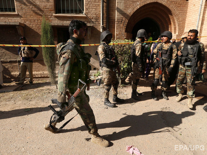 В Пакистане боевики напали на общежитие университета, девять погибших