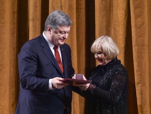 ﻿Порошенко відвідав ювілейний вечір Роговцевої і вручив їй премію імені Довженка