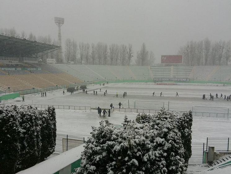 Во Львове из-за снега отменили второй тайм матча "Карпаты" – "Олимпик"