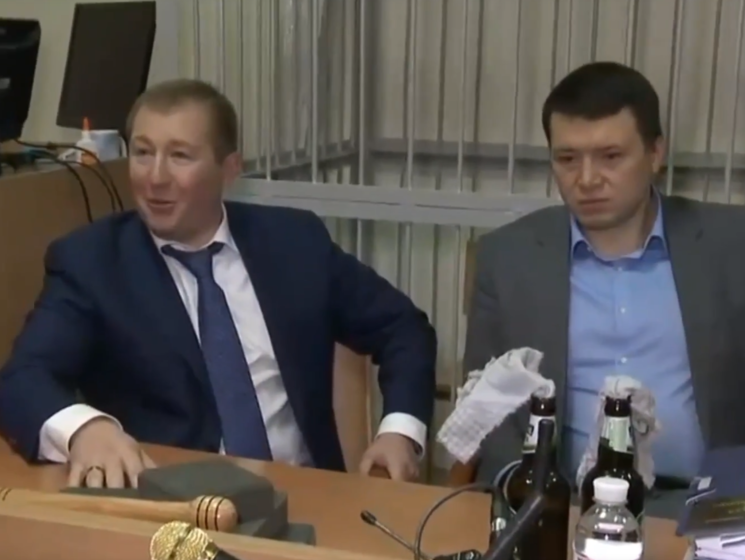 Адвокат Януковича принес в Печерский суд брусчатку и "коктейли Молотова"
