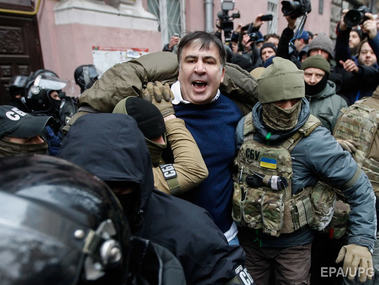 Полиция Киева сообщила о девяти задержанных участниках блокирования микроавтобуса, в котором везли Саакашвили