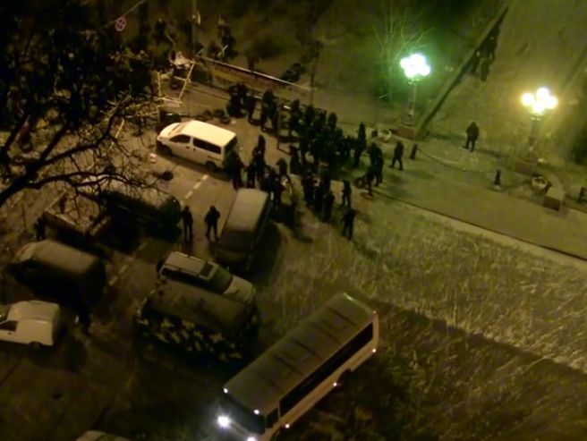 У здания Рады произошли столкновения между правоохранителями и протестующими. Видео