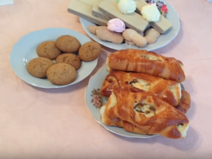 "Есть колбаска, есть икорочка". В Житомирской области чиновники угощались деликатесами и алкоголем при полупустых столах инвалидов. Видео