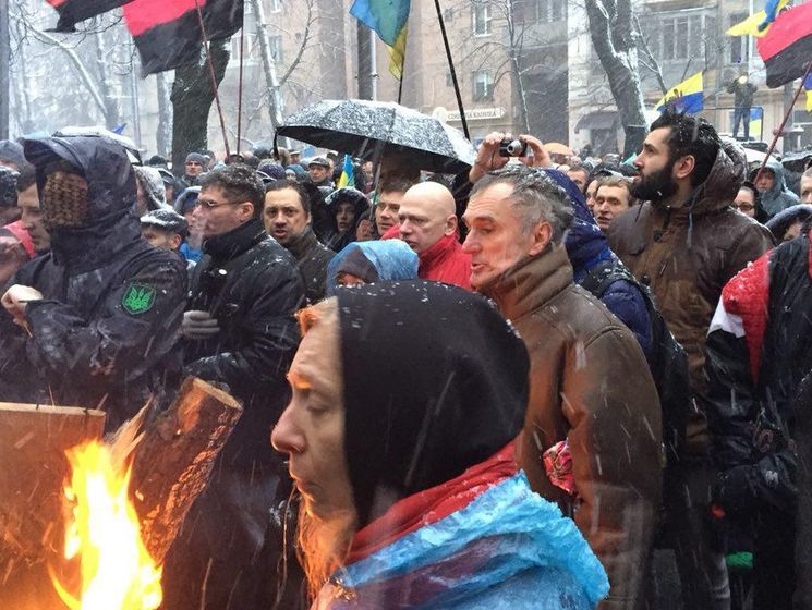 Участники марша "За импичмент!" пришли к изолятору, в котором содержится Саакашвили. Трансляция