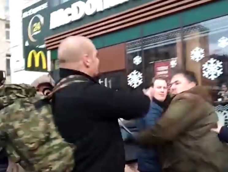 Член "Правого сектора" Бык ударил в лицо журналиста Коцабу. Видео