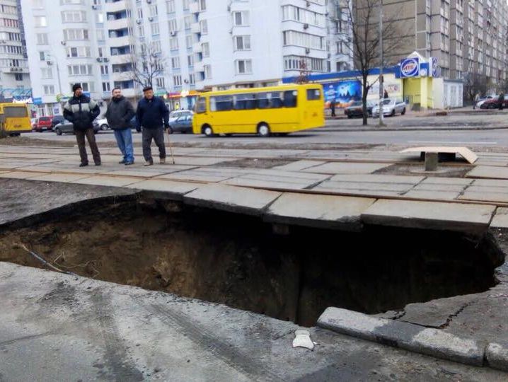 В Киеве из-за прорыва канализационного коллектора возник провал под трамвайными путями