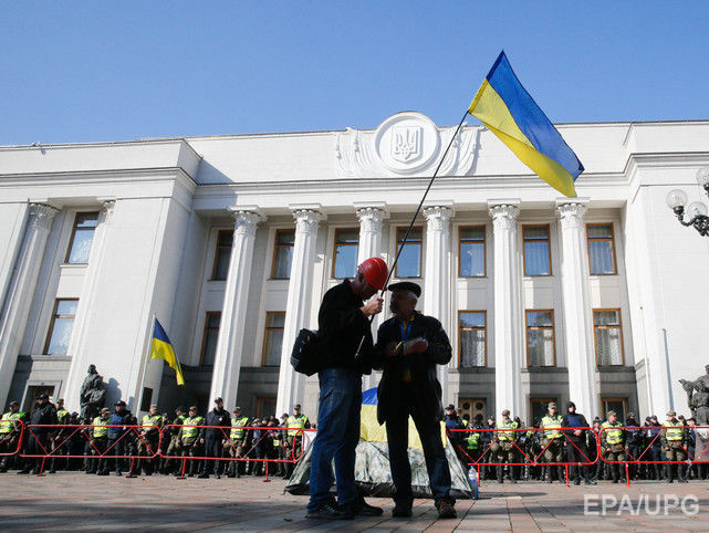 Больше половины украинцев выcтупают за досрочные выборы президента и парламента – опрос