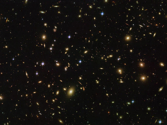 Hubble сфотографировал галактический кластер в созвездии Змееносца