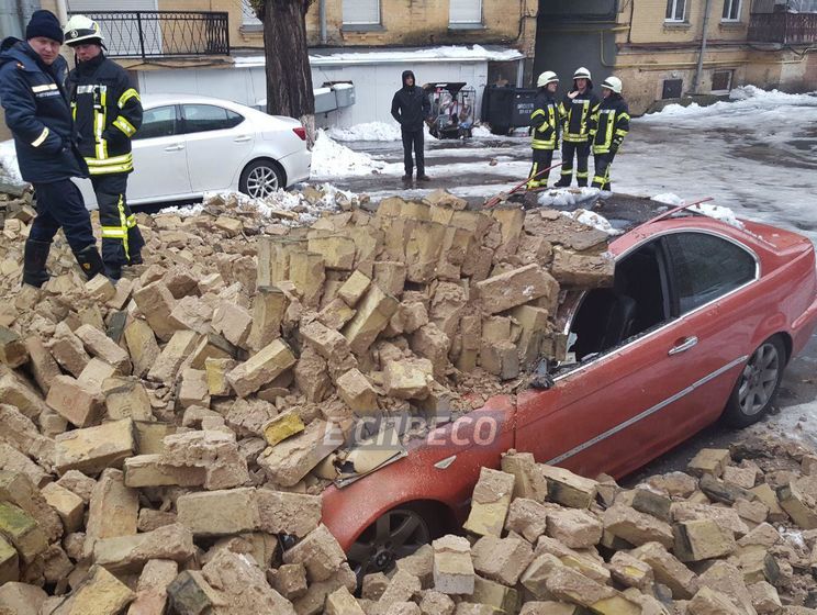 В центре Киева обрушилась стена между домами, повреждены два автомобиля и газопровод