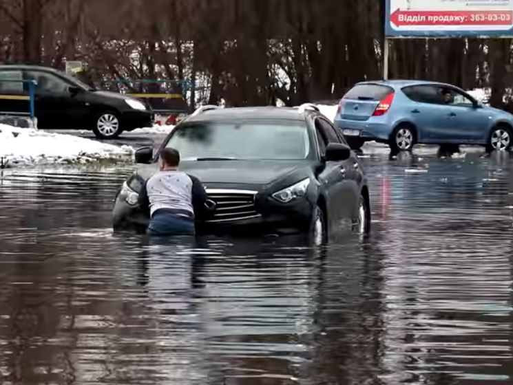 В Киеве после дождя затопило улицу. Видео
