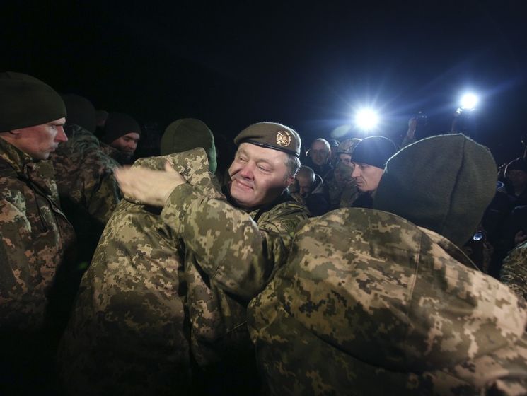 "Украина никогда не бросала и не бросит своих граждан". Порошенко встретил на Донбассе освобожденных украинцев