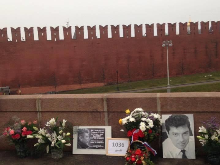 В Москве уже две ночи подряд власти уничтожают мемориал Немцову на мосту возле Кремля