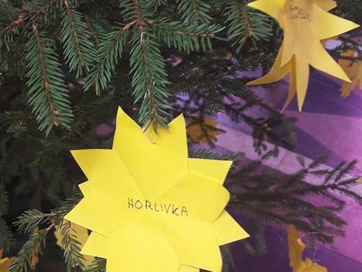 В пражском соборе новогоднюю елку украсили цветами с названиями оккупированных украинских городов