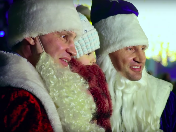 Братья Кличко вспомнили детство и поздравили украинцев с Новым годом. Видео