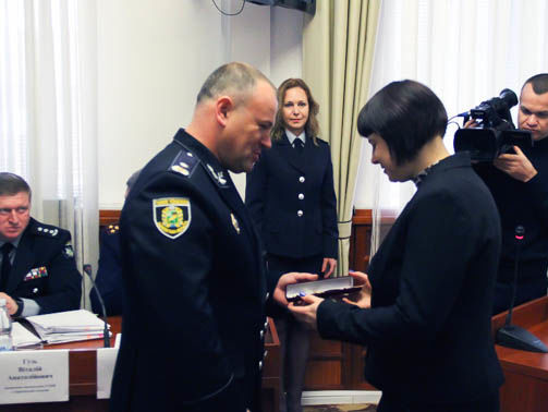 МВД наградило наручными часами сотрудников "Укрпошти", которые помогли обезвредить преступника в Харькове