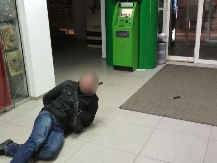 У Дніпрі чоловік намагався ножем відкрити банкомат, який не видав йому грошей