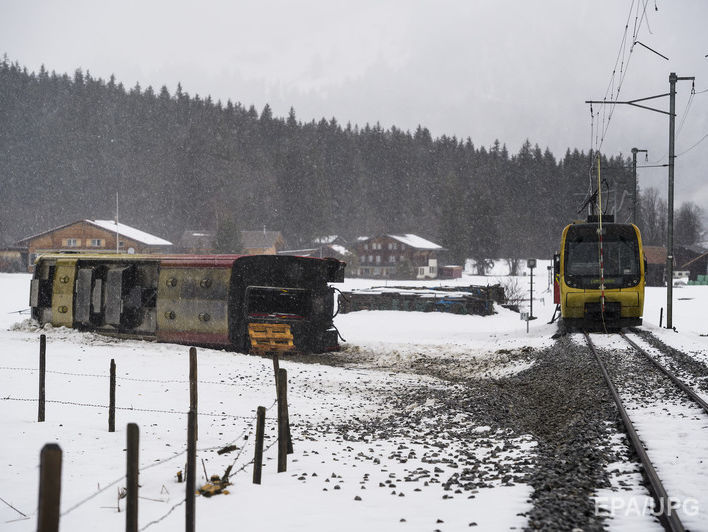 Шторм "Элеонор" в Швейцарии: ветер снес с рельсов пассажирский поезд