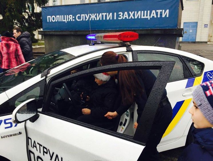 На Рождество патрульные в Киеве будут возить детей на полицейских авто, позволят им говорить в громкоговоритель и включать сирену