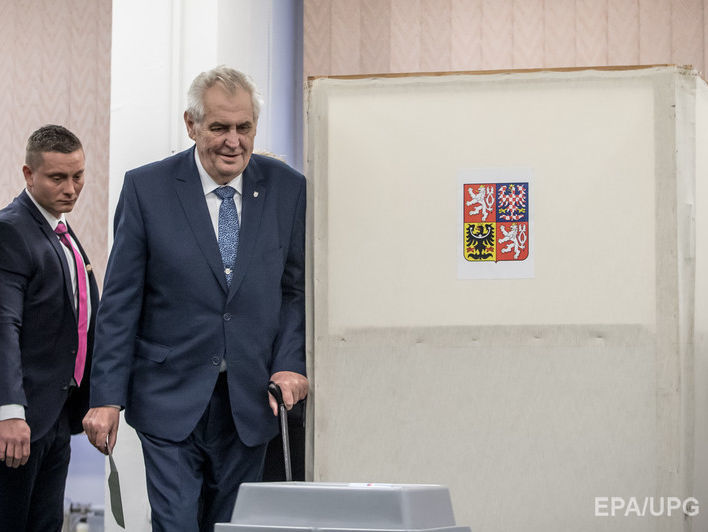 Земан лідирує після першого туру виборів президента Чехії