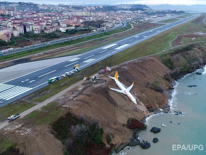 Пилоты самолета, едва не упавшего в море в турецком Трабзоне, сообщили, что причиной аварии стали неполадки в двигателе