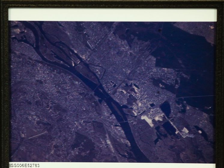 Генерал-губернатор Канады подарила Порошенко фото Киева из космоса