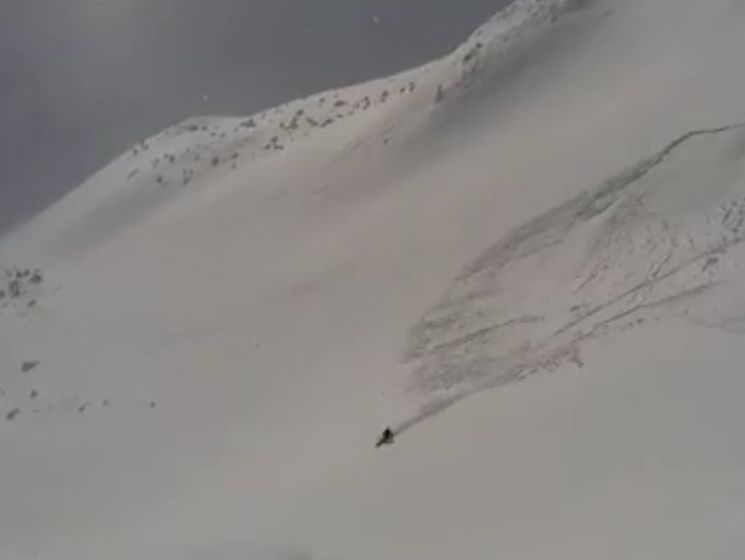 В Карпатах лыжнику удалось уйти от лавины. Видео