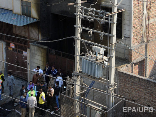 На окраине Дели произошел пожар на складе фейерверков, погибло 17 человек