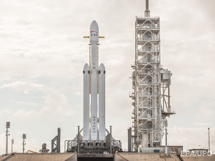 SpaceX испытала сверхтяжелую ракету Falcon Heavy. Видео