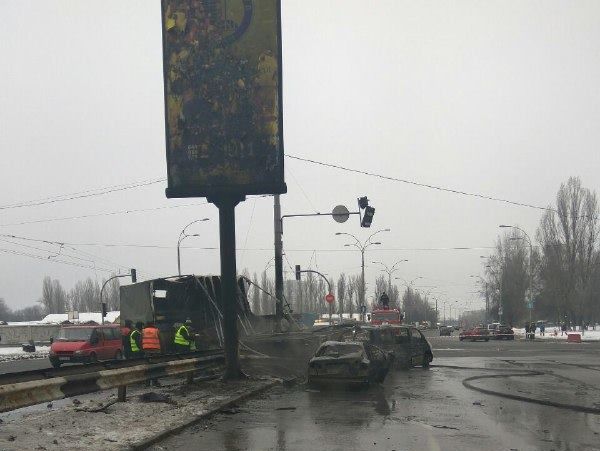 В Киеве в результате ДТП сгорело четыре авто