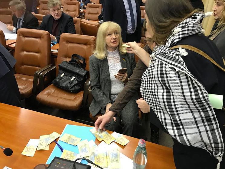 Активисты забросали гривнами запорожского депутата от Оппозиционного блока